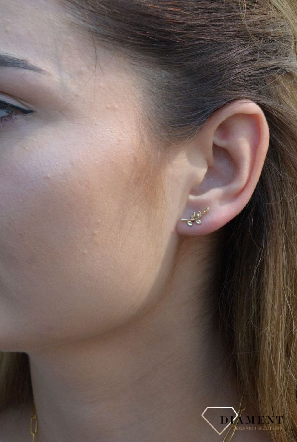 Złote kolczyki 333 listki KL 5711 333. Złote kolczyki w kształcie listków to biżuteria bardzo elegancka, ponadczasowa i dodająca wiele uroku. Ten model w całości wykonano z żółtego złota próby 333, a zatem zarówno jego kolorys.jpg